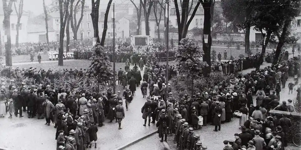 Square des Anciens-Combattant le 11 novembre 1922, date de l'inauguration du monument aux morts.