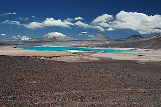 Les volcans Nevado Incahuasi (à gauche) et El Fraile (à droite) devant la Laguna Verde, 2004