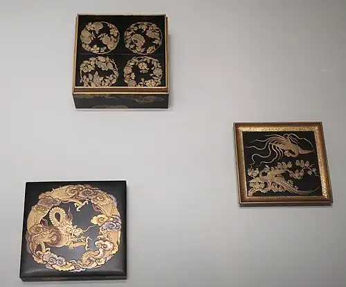 Boite à variétés d'encens (jinbako). Époque d'Edo (1603-1868), fin du XVIIe ou début du XVIIIe&nbsp;siècle. Bois, laque noire, rouge et maki-e d'or et d'argent, musée Guimet.