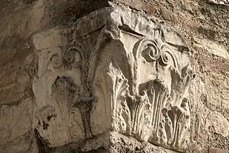 Chapiteau corinthien à l'angle de l'église.