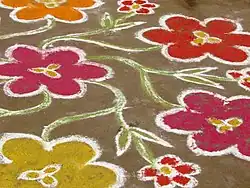 Le kolam est un symbole de la culture tamoule indienne. Un mandala auspicieux tracé tous les matins au seuil des maisons, des temples,&nbsp;etc.