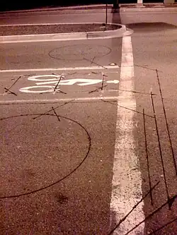 Un exemple de boucle d'induction magnétique installée sur une route pour détecter les voitures.