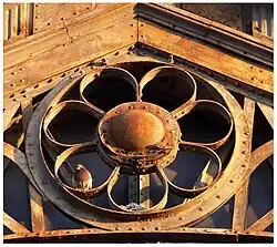 Ferronnerie industrielle, motif de fleur tenu par des rivets, Lille (France), XIXe siècle.