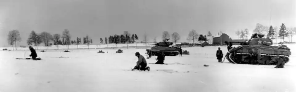Infanterie et chars près de Bastogne, 31 décembre 1944