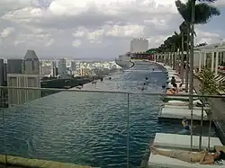 La piscine à débordement.