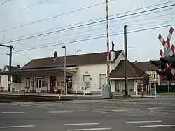 Bâtiment et passage à niveau.