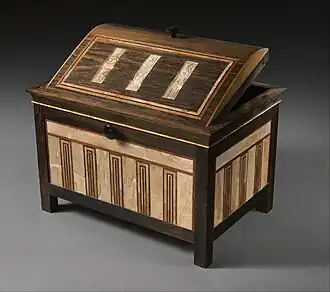 Boîte marquetée pour récipients cosmétiques de Sithathoryounet ; 1887-1813 av. J.-C. ; ébène, incrustation d'ivoire et de bois rouge (restauré) et garniture en or ; hauteur : 25,2&nbsp;cm, longueur : 36,4&nbsp;cm, profondeur : 25,2&nbsp;cm ; Metropolitan Museum of Art.