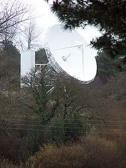 Antenne PB5 (Inmarsat), visible depuis la route d'accès au CTS.