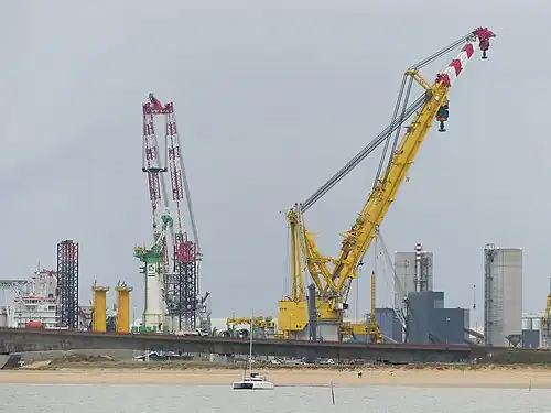 Des navires-grues au port de La Rochelle en 2024.