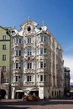 Maison médiévale gothique redécorée dans le style rococo au XVIIIe siècle, à Innsbruck, Autriche.