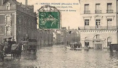 Crue de décembre 1910, inondant la place Lamoricière (actuelle place René-Bouhier) et la partie inférieure de l'avenue de Launay.