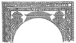 Dessin en noir et blanc montrant la partie supérieure du décor composé de lignes droites, de courbes et de coupoles, sans dessin au milieu, avec une inscription en latin