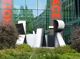 Installation de Fangor devant l'immeuble des bureaux Spectra, à Varsovie.