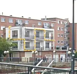 Installation de l'artiste Nicolas Guiet sur la Maison de Leclusier.