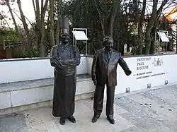 Paul Bocuse et Gérard Pélisson à l'entrée de l'Institut.