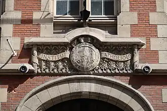 Fronton au-dessus de l'entrée principale de « La catho » au no&nbsp;21 de la rue d'Assas.