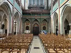 Nef et mur ouest, vue du chœur.