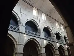 Les bas-côtés et les tribunes nord.