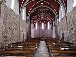 Intérieur de l'église avec la nef en premier plan et la chœur en arrière-plan.