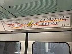 Plan lumineux de la ligne A du RER au-dessus d'une porte