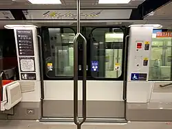 Plateforme d'échanges et plan de ligne dynamique dans une rame de la ligne 14.