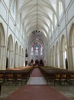 Photographie en couleurs de l'intérieur de l'église, le chœur est au fond, au centre.