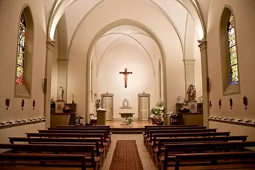Les bancs et le chœur.