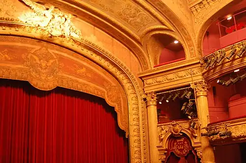 Détail de l'intérieur de la salle.