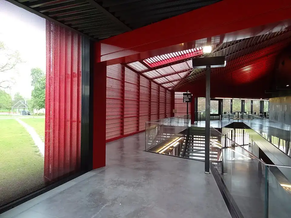 Une vue intérieure partielle du Rocher de Palmer.