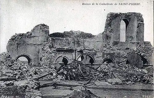 Intérieur ruiné de la cathédrale après l'éruption du 20 mai 1902.
