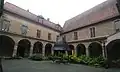Dans le cloître, vue sur les côtés est et sud.