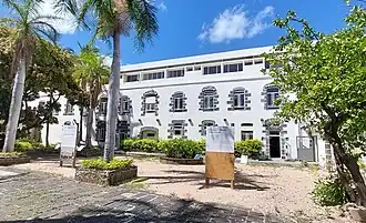 Le Musée intercontinental de l'Esclavage dans l'ancien hôpital militaire.