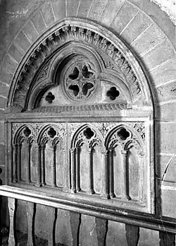 Tombeau de l'entrée du porche en pierre de Volvic.