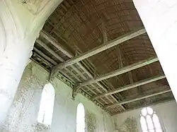 Charpente de l'église et ses blochets ornés.