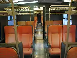 Intérieur d'une AM75 non rénovée, première classe (ici, compartiments de la 810).