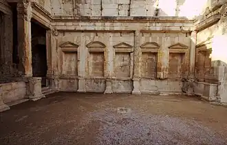 Mur nord à niches rectangulaires, avec départ des voûtes.