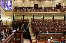 Hémicycle parlementaire rempli.
