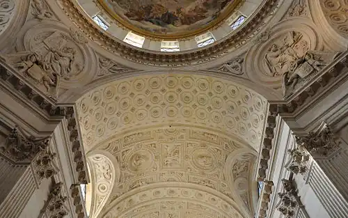 Détail des pilastres et ornements.