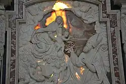 La Vierge à l'Enfant remettant les clés de la ville à Syr, autel en marbre et albâtre, chapelle Saint Syr, cathédrale de Pavie.