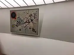 Photographie d'un mur du musée, dans la rotonde, avec une oeuvre de Kandinsky.