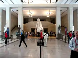 Vue du grand hall du Capitole (devant la statue)