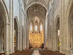 La nef vers le chœur.