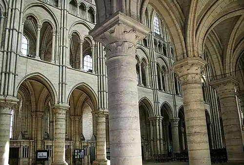 Vue sur l'élévation de la nef.
