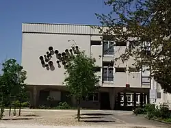 Photographie d'un bâtiment rectangulaire.