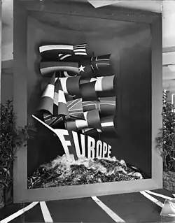  image symbolique représentant un navire aux voiles représentant les drapeaux européens, vogue sur l'Europe en cendres