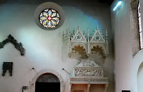 Rosace à huit rayons et tombeau des Brancaleoni.