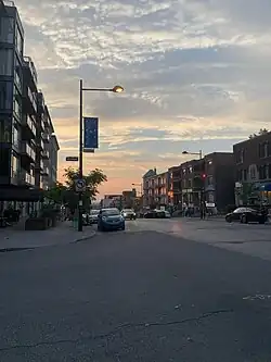 La rue Chemin de la Côte-des-Neiges au coucher de soleil.