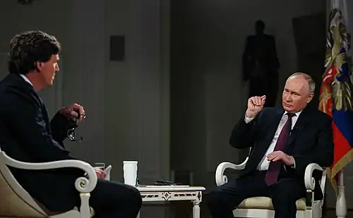 L'entrevue de Vladimir Poutine avec Tucker Carlson, à gauche, le 8 février 2024 : il s'agit du premier entretien accordé à un journaliste occidental depuis le début de l'invasion de l'Ukraine.