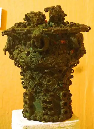 Vase cérémoniel enchevêtré en bronze d'Igbo-Ukwy du IXe&nbsp;siècle.