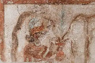 La déesse Lama répandant de l'eau d'un vase rond